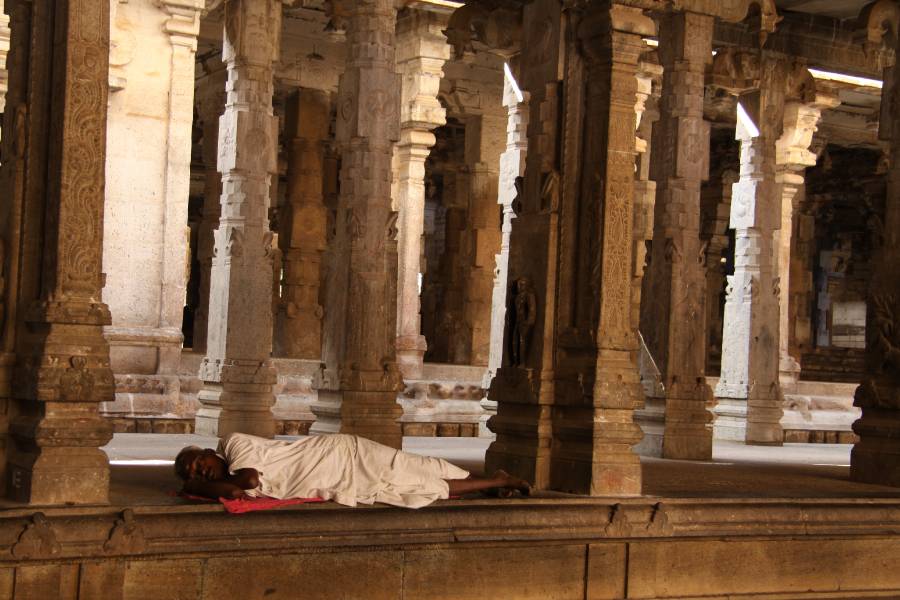 sieste dans un temple