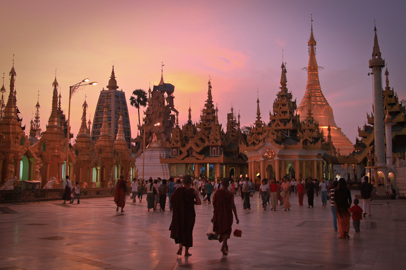 Aung San Suu Kyi - Dans la pagode Schwedagon
