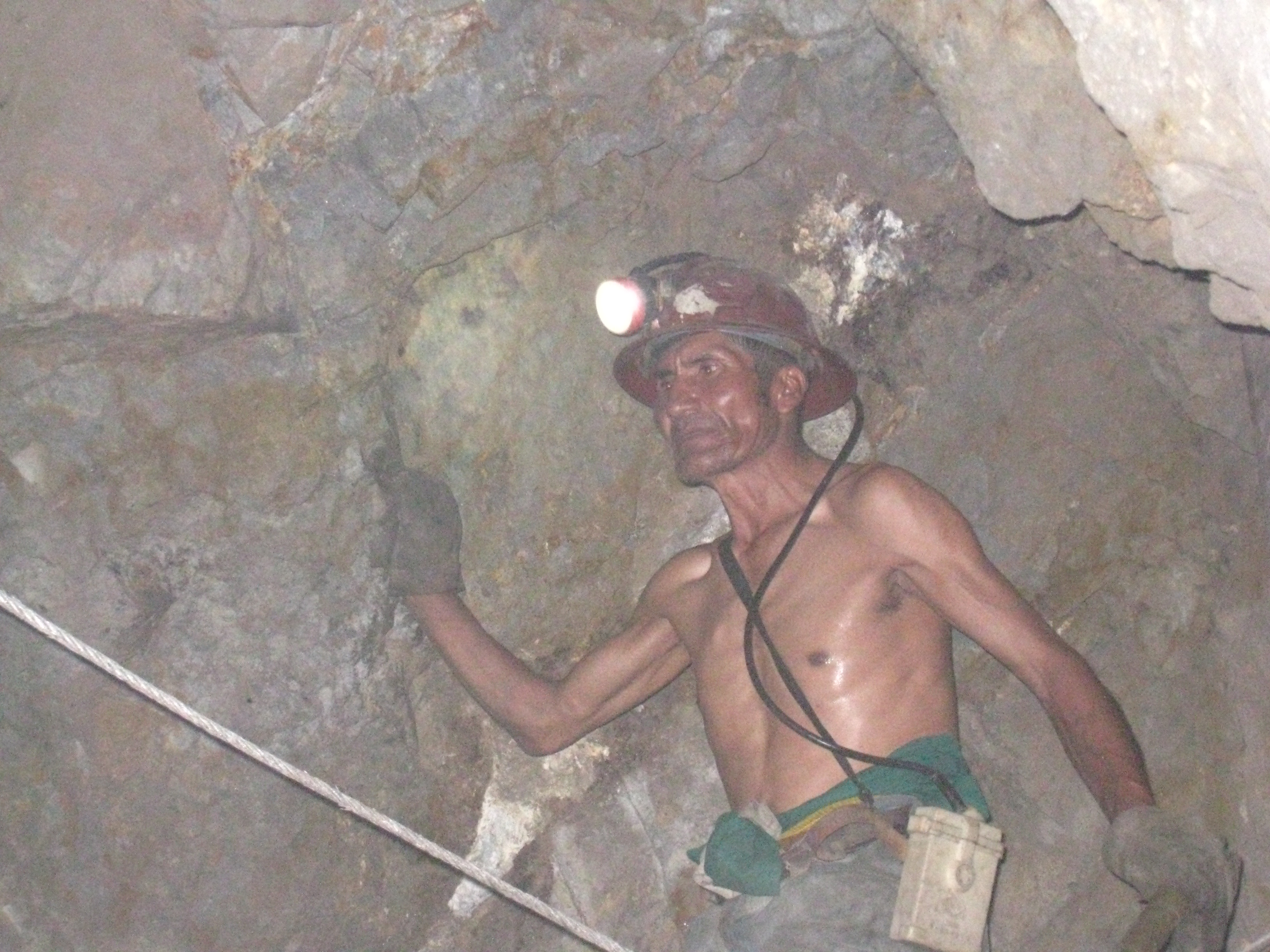 Mineur dans les mines de Potosi en Bolivie