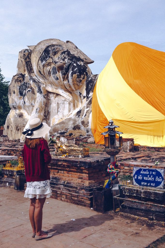 Priere au Wat Lokayasutharam à Ayutthaya