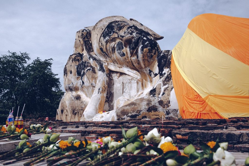 Le Wat Lokayasutharam est une ruine d'Ayutthaya avec un long Bouddha couché