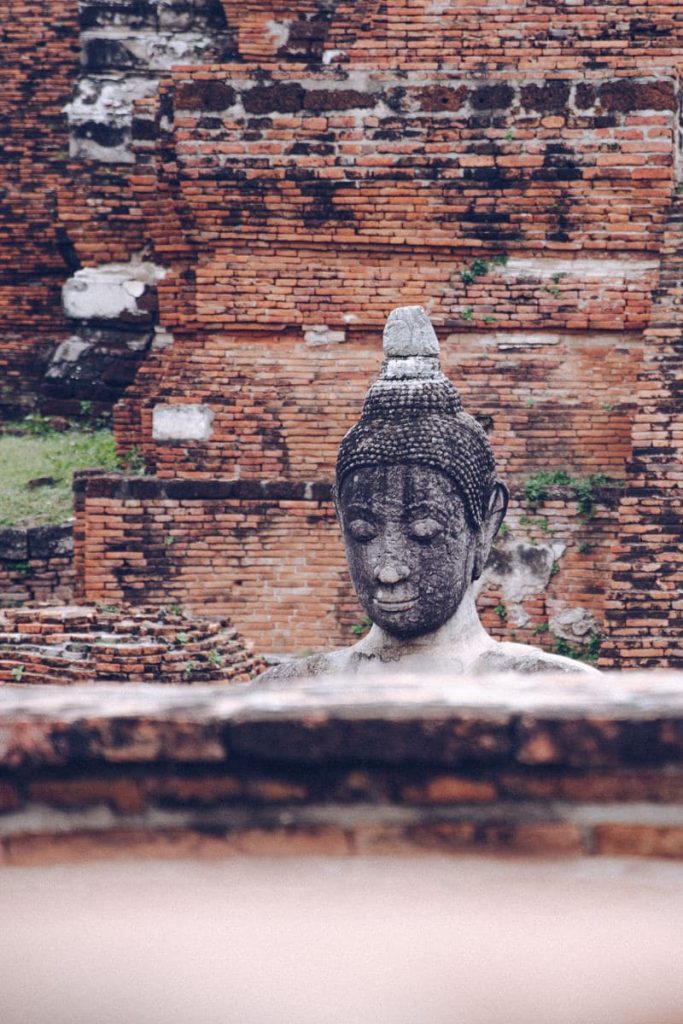 Statue à l'intérieur du Wat Mahathat à Ayutthatya