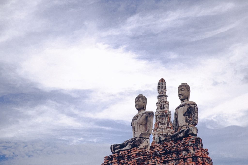 Le Wat Chai Watthanaram dans le parc archéologique d'Ayutthaya se visite en bateau à l'heure du coucher du soleil