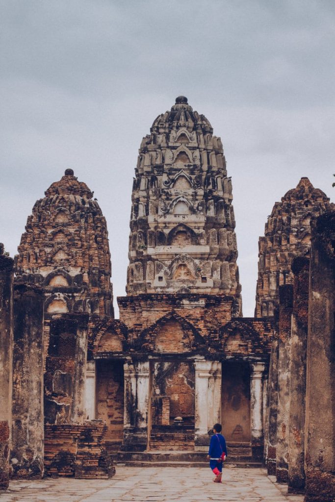 Les 3 prangs du Wat Si Sawai dans le parc historique de Sukhothai en Thaïlande