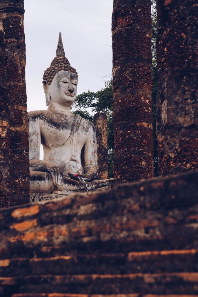 Bouddha du Wat Sa Si dans le parc historique de Sukhothai