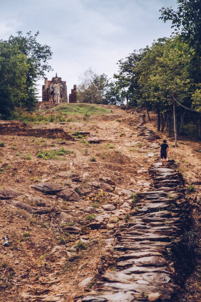 Parc historique Sukhothai - chemin Wat saphan hin_