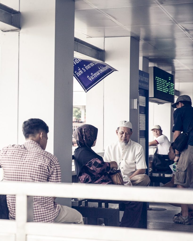 En attendant le Chao Phraya Express - Bangkok, Thaïlande