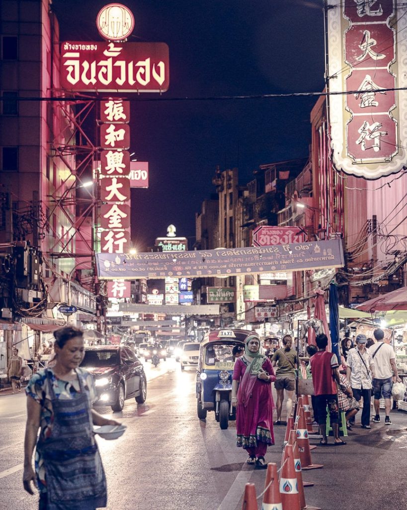 La dame au sari sur Yaowarat road - Quartier chinois de Bangkok, Thailande