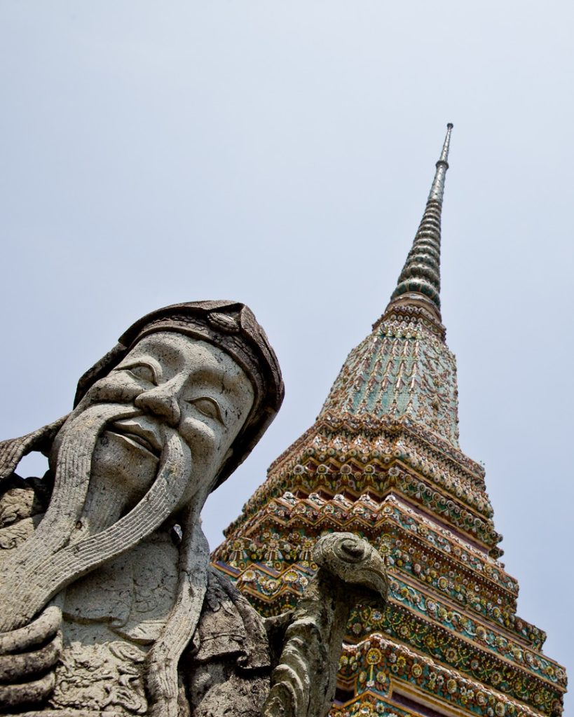 Statue et stupa du Wat Pho à Bangkok