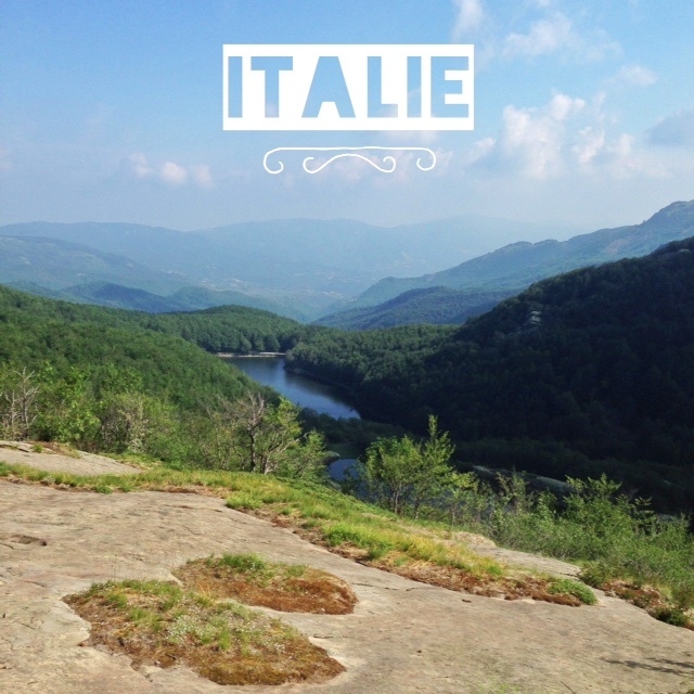 Italie randonnée dans les Apennins vue sur le parc des 100 lacs