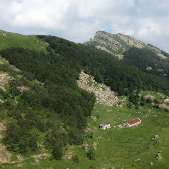 Randonnée dans Apennins vue depuis la crête