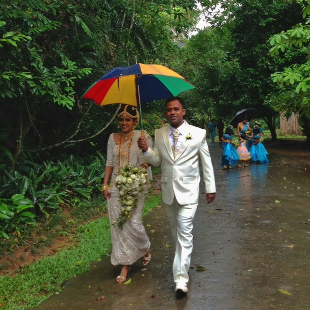 Jour de mariage au Sri Lanka – Sous le parapluie