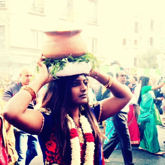 Voyagesetc52 - la fille au pot au feu fete de ganesh
