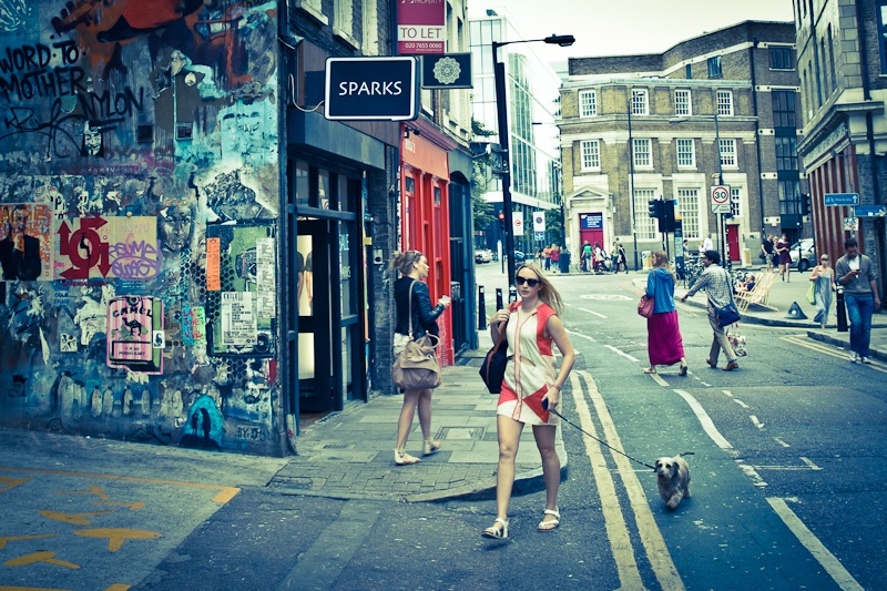 Street art à Londres - La fille au chien