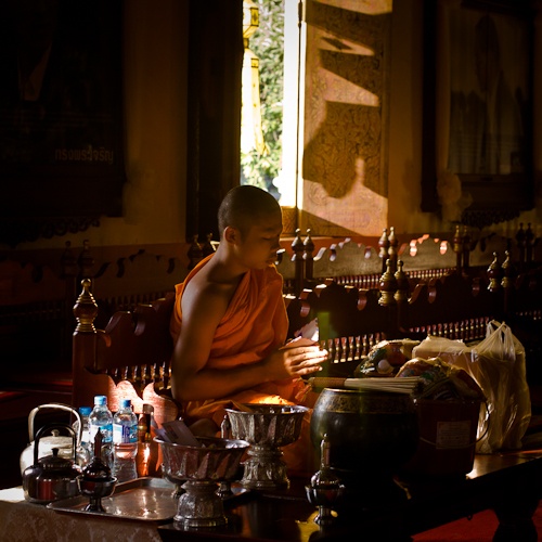 Prière au Wat Phra Singh
