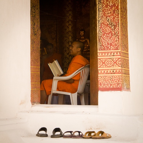 Wat Phra Singh - Moine et les chaussures