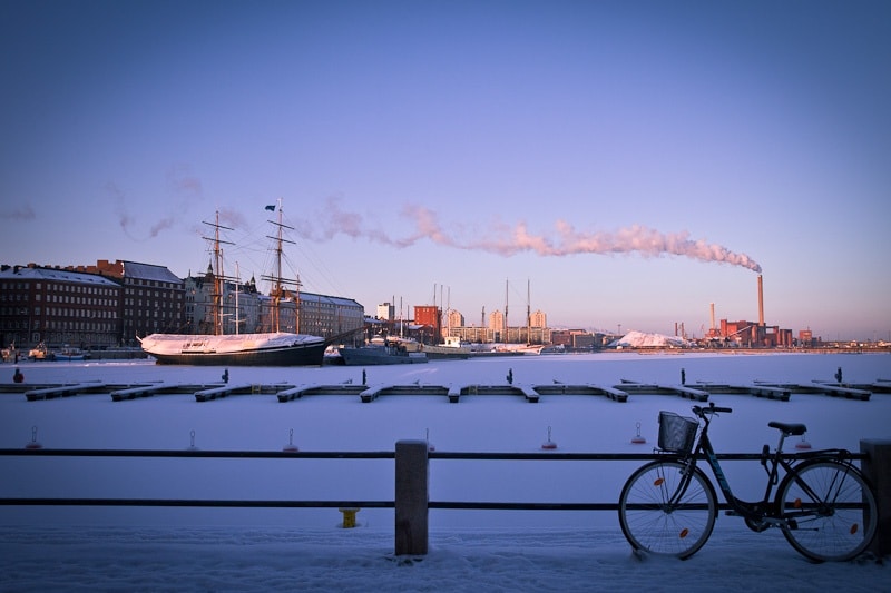 Vue sur le port gelé d'Helsinki