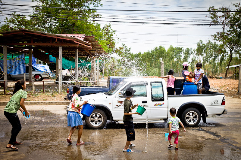 Feter songkran en Thailande - dans les rues de nang rong