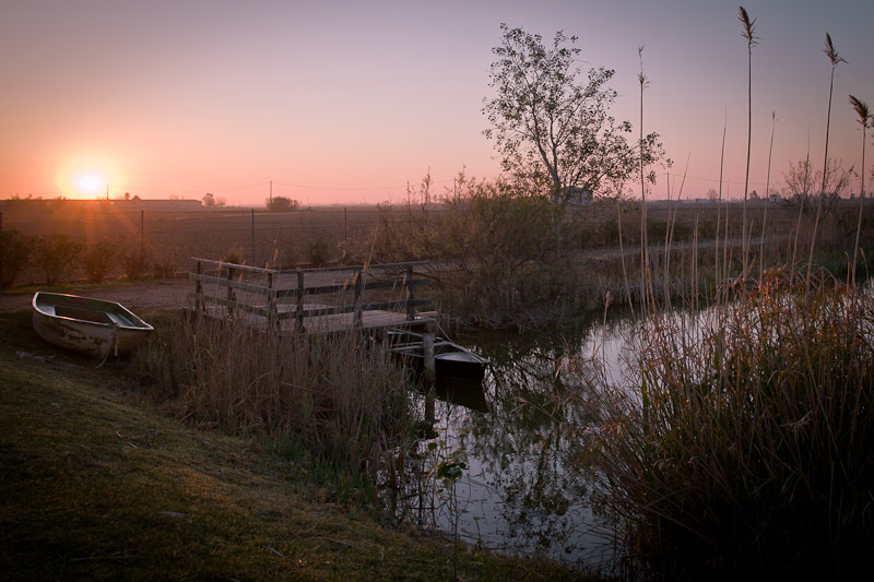 Ecotourisme en Catalogne - lever de soleil sur le jardin de la barraca traditionnelle du delta de l'ebre