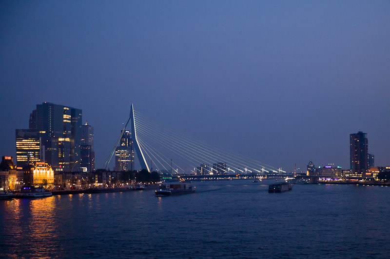 nuit dans le port dans le port de rotterdam