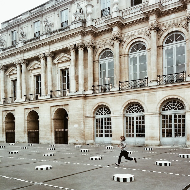 voyager en France - le palais royal et les colonnes de buren