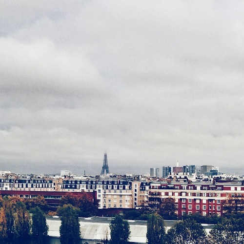 Paris – la tour Eiffel la tête dans les nuages