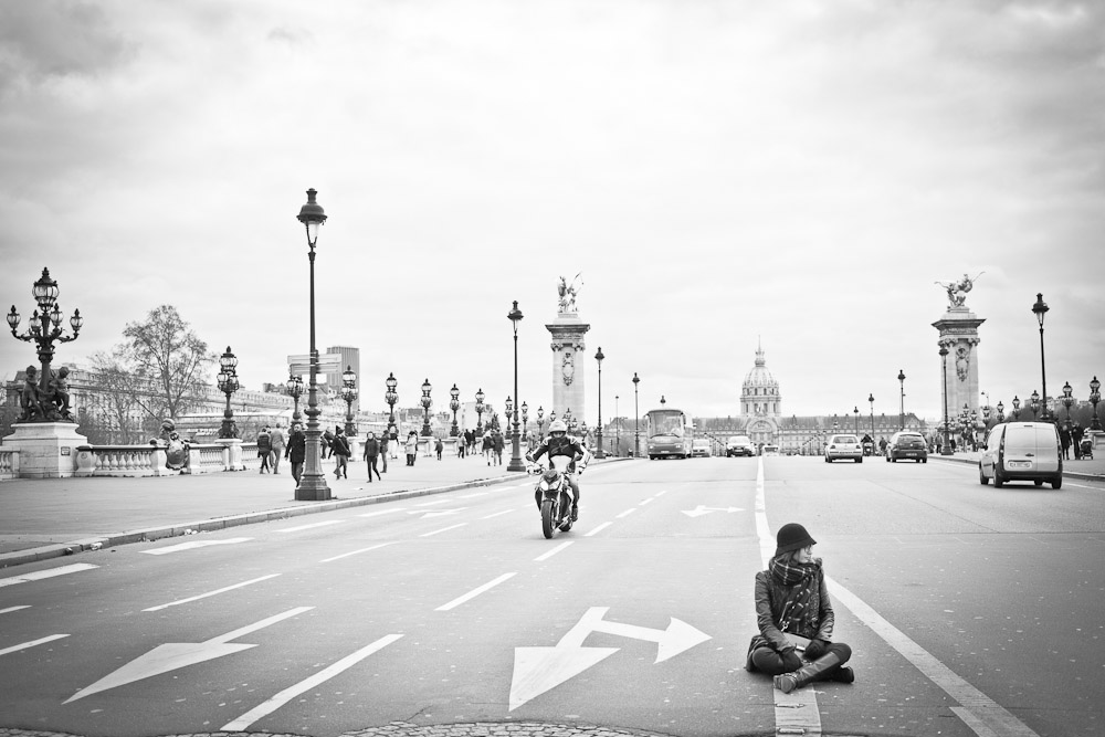 Le pont des invalides en noir et blanc