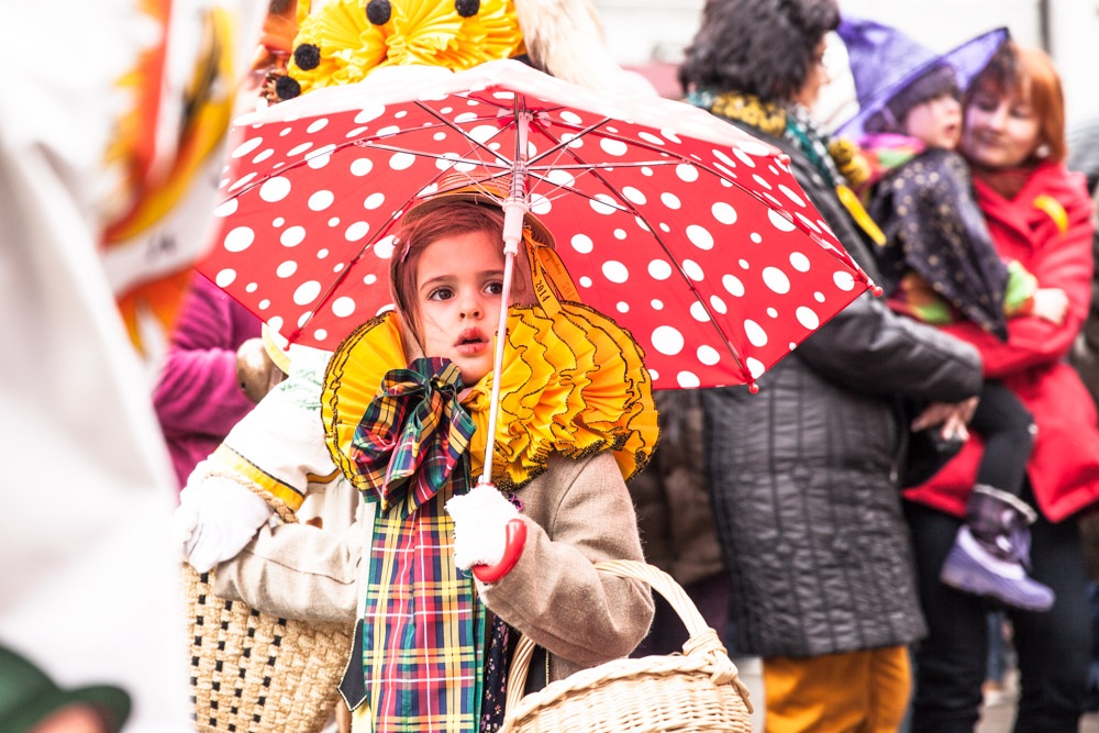 Carnaval en allemagne – Schramberg Bawu – petite fille au parapluie