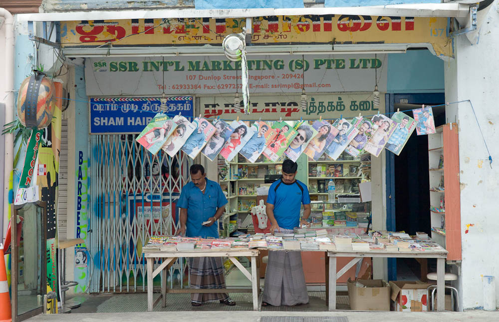 Scène de rue à Singapour – kiosque à journaux Little India
