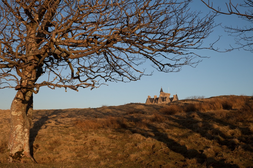 chateau en Ecosse – le chateau de glengorm vu du parc