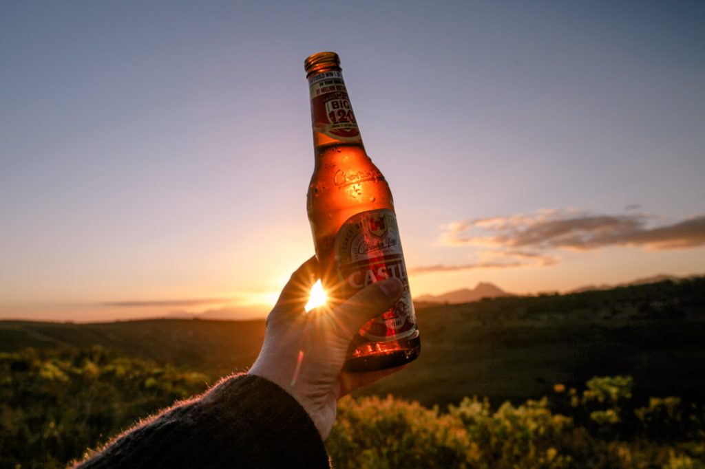 Safari en Afrique du sud – bière au coucher du soleil