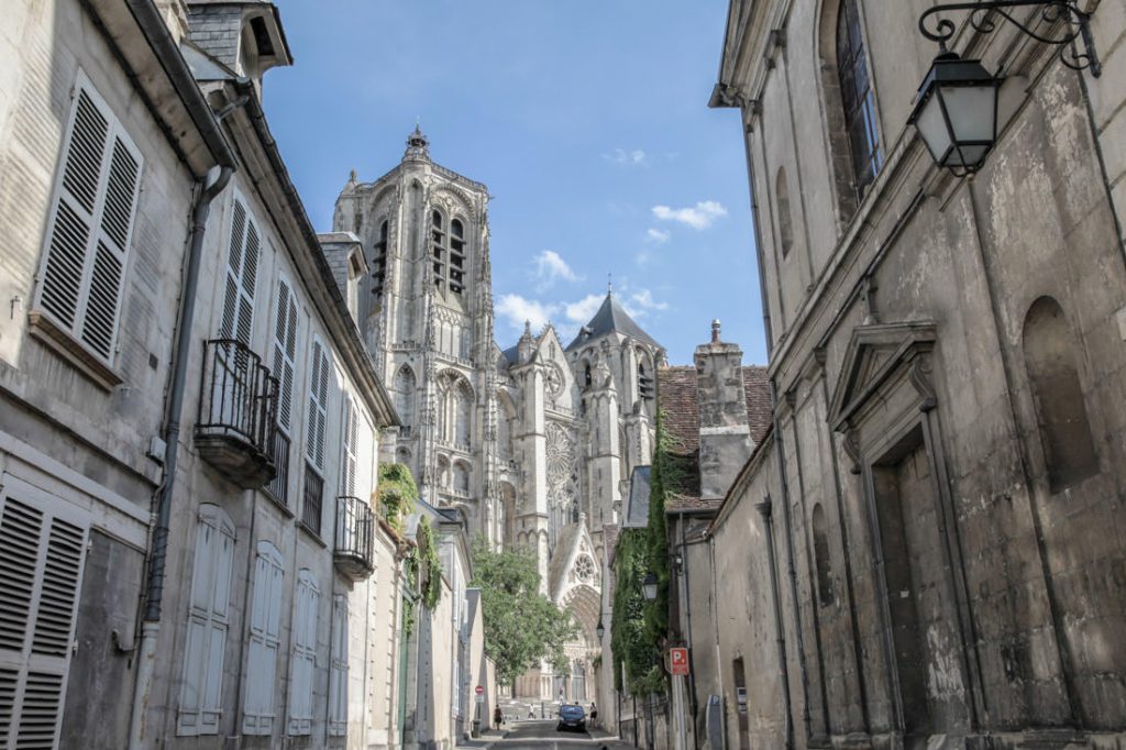 Enfance dans le Berry – vue sur la cathédrale depuis la rue porte jaune