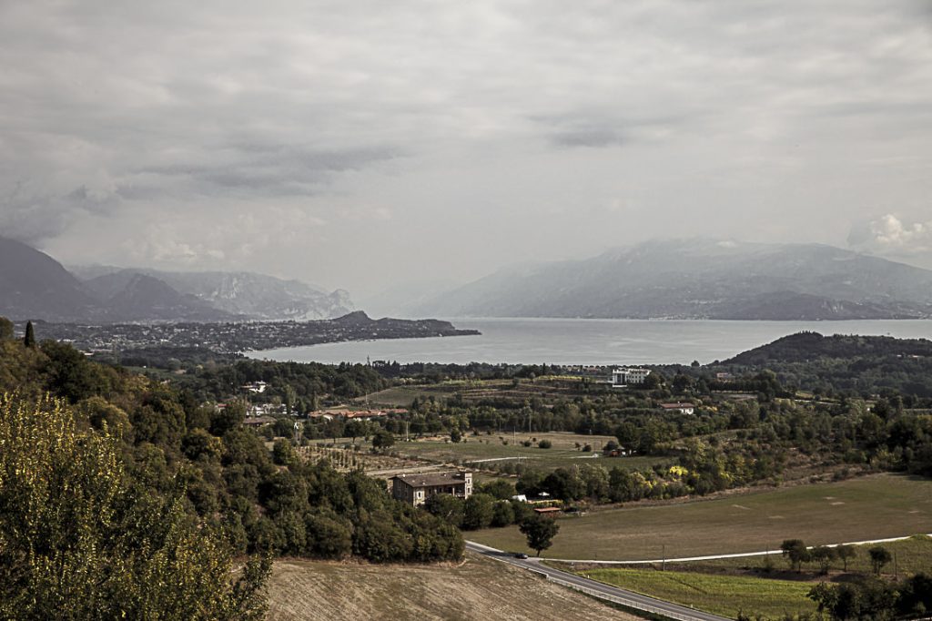 Lombardie - vue sur le lac de Garde depuis le chateau de Lonate