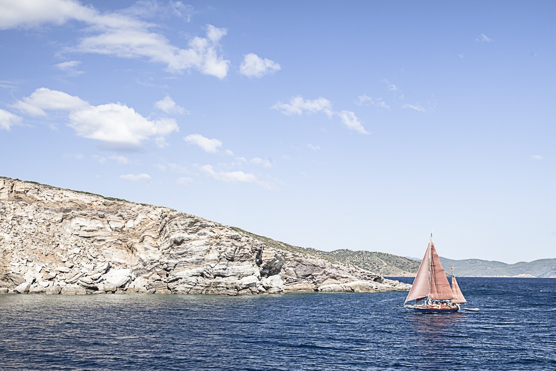 Voilier dans la mer Egée, sur la route d'Hydra