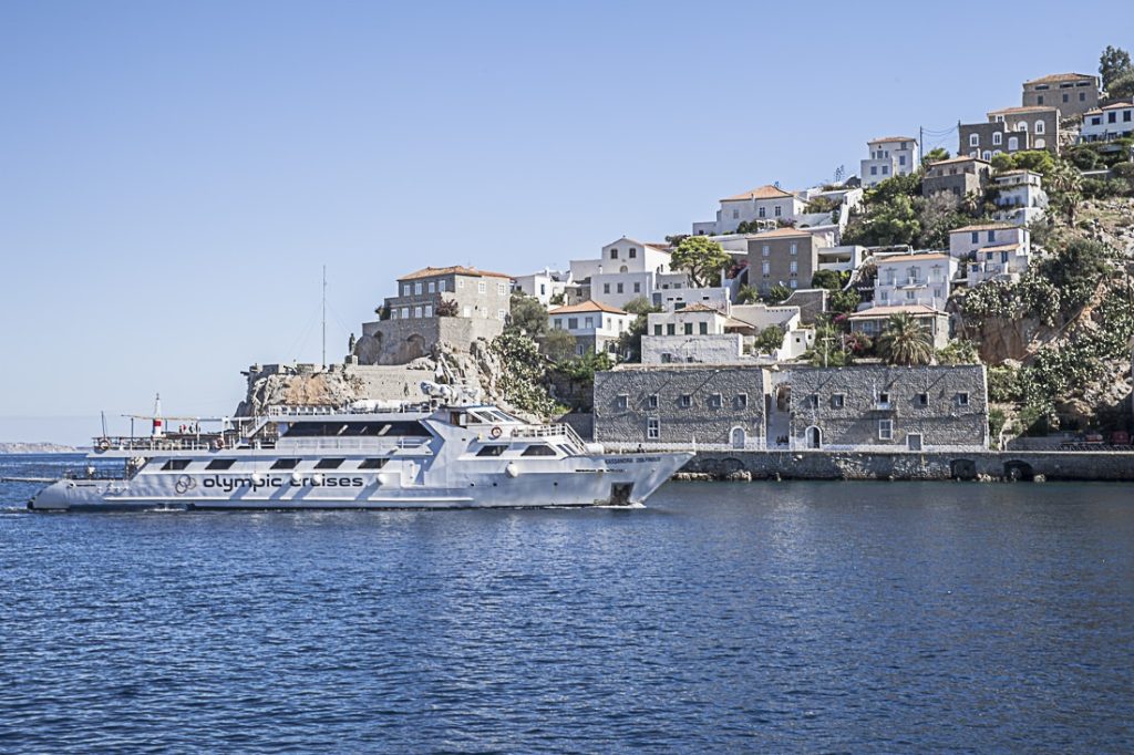 Croisière à Athènes le bateau olympic cruises entre dans le port de hydra d