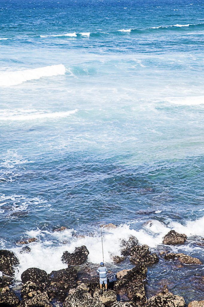 Au bords des vagues sur l'océan Atlantique