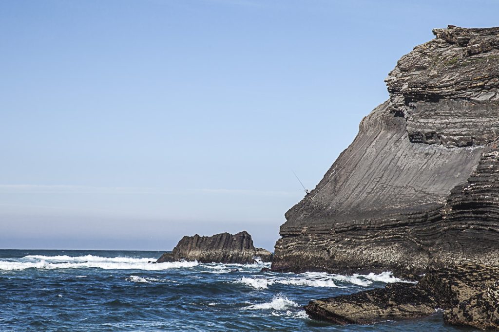 Pour aller pêcher, ce pêcheurs descends sur cette falaise en se tenant à une corde. L'Equilibrisme du pêcheur