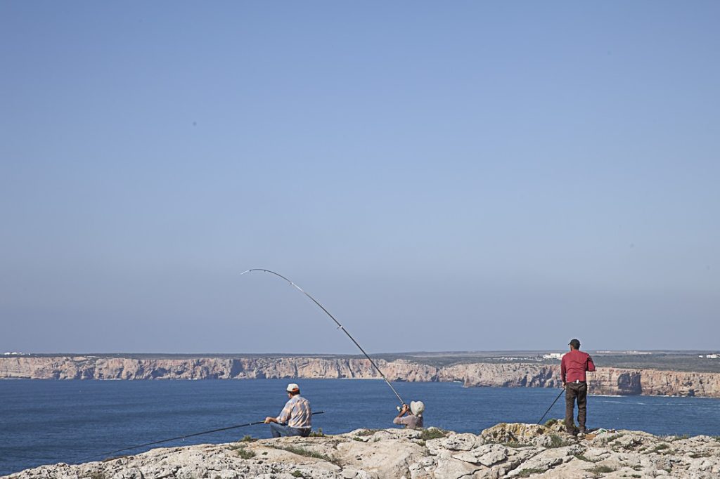 Les pêcheurs se placent à flanc de falaise et cherchent les poissons selon les courants
