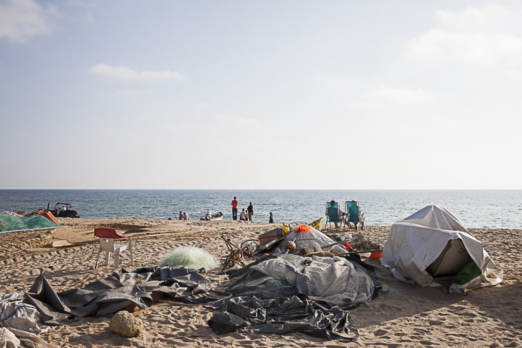 Plage où se mèlent les vacanciers et les pêcheurs de l'Algarve