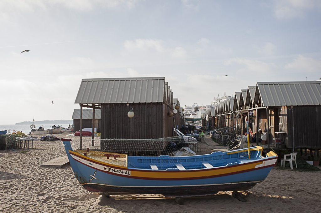 Les cabanes de pêcheurs et bateau traditionnel du sud de l'Algarve