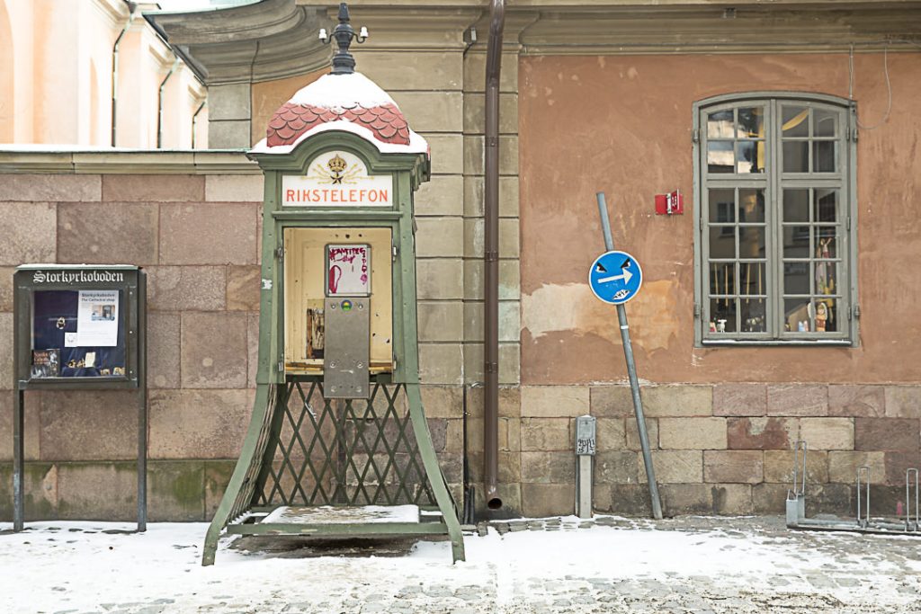 Vieille cabine téléphonique dans le vieille ville de Stockholm