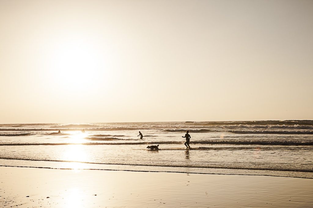 Ambiance familiale au coucher du soleil sur la plage de Amado
