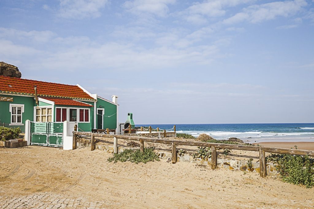On la voit de loin la petite maison verte de Monte Clerigo, de près on voit qu'elle bénéficie d'un emplacement idéal sur la mer