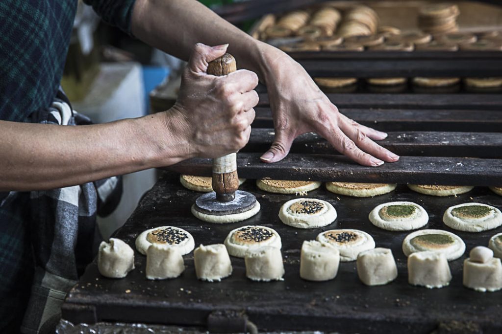 Les étapes de fabrication des biscuits à Iga au Japon