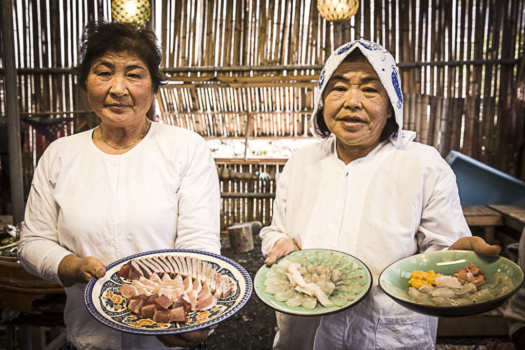 Japon-rural-Le-sashimi-de-Motoya-presente-par-les-amas