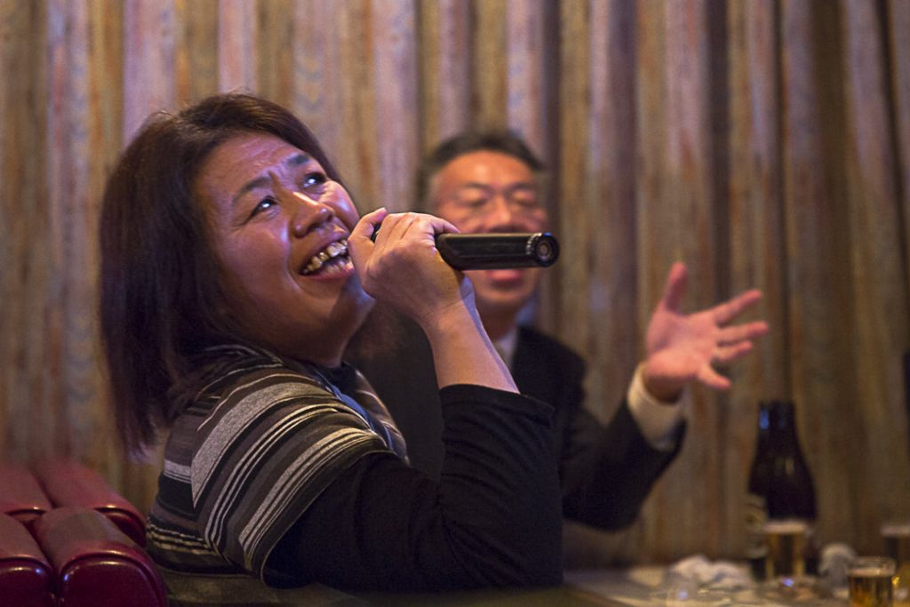 Guimauve sérieuse au karaoke de Toshi-jima