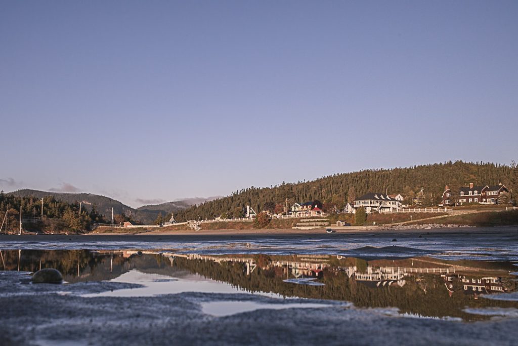 Lever de soleil sur le village de Tadoussac