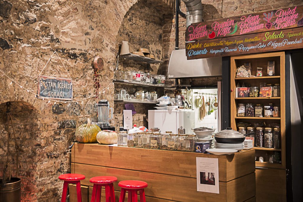 L'intérieur de Communitu kitchen, restaurant vegan à Istabul
