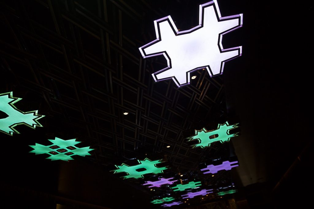 le plafond du bar de l'hotel