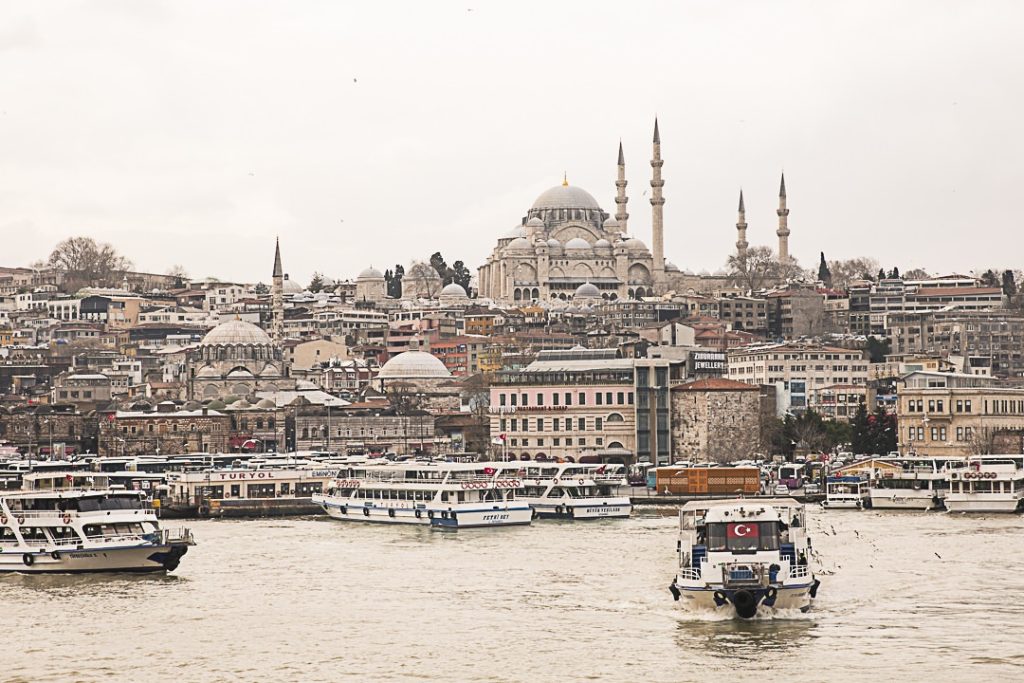 Vue sur la vieille ville d'Istanbul depuis le pont de Galata